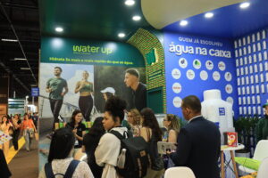 Comunicação na embalagem da Nuu Alimentos e no stand da Água na Caixa e Water up 