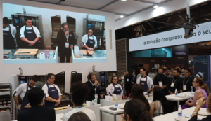 Claudio Pastor, da Rational, apresentando as soluções e inovações da marca na FISPAL Food Service 2024